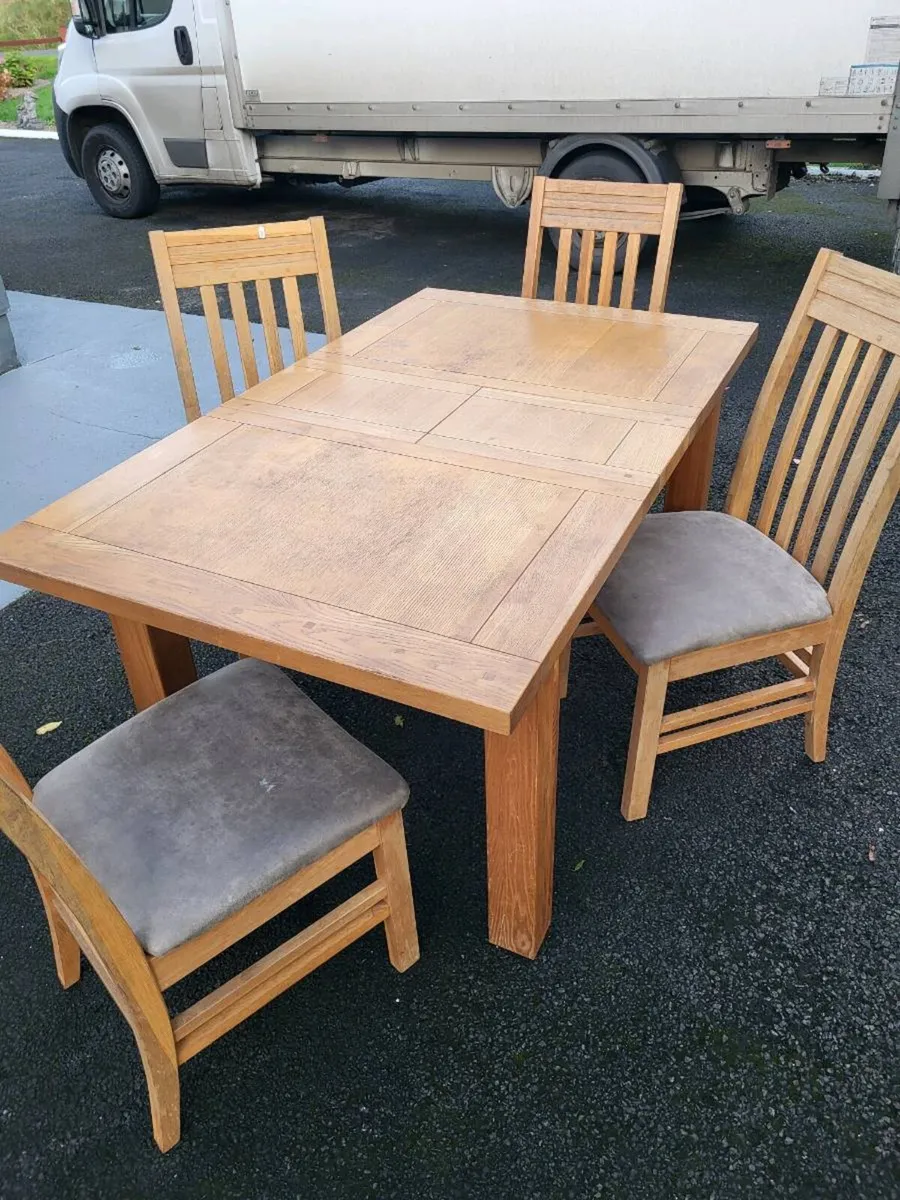 Extending oak table and 4 chaird - Image 1