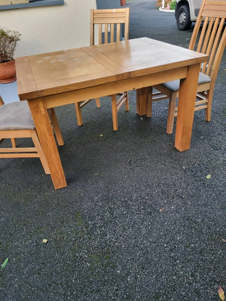 Extending oak table and 4 chaird - Image 4