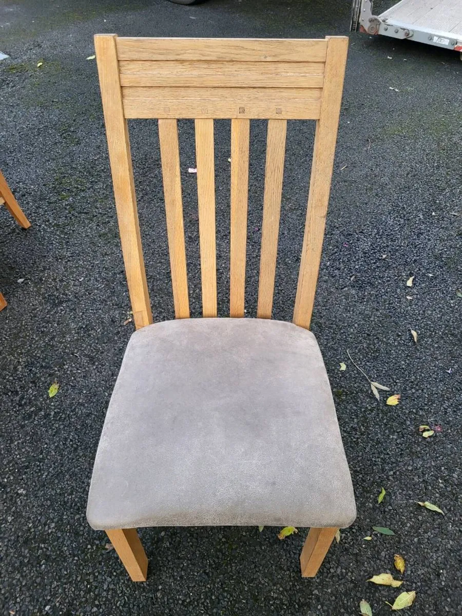 Extending oak table and 4 chaird - Image 2