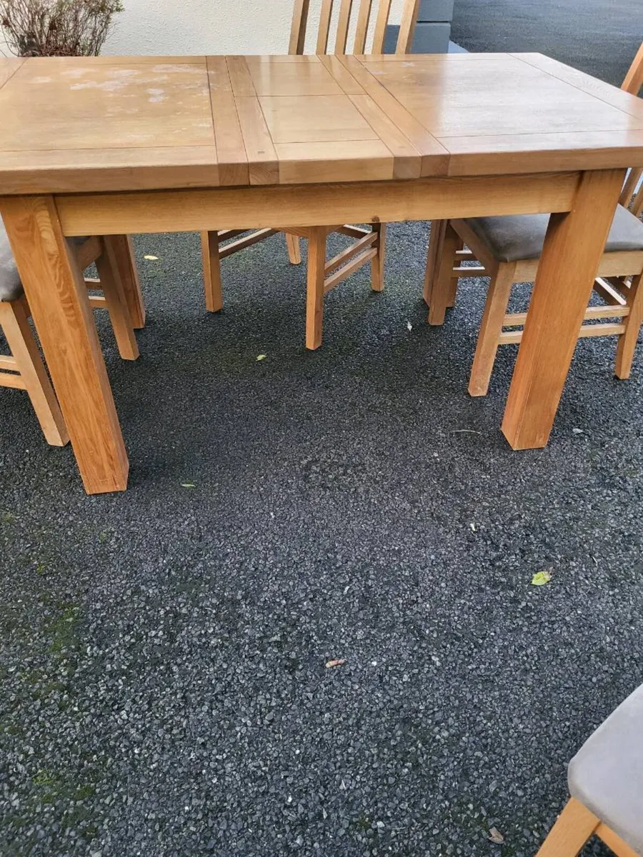 Extending oak table and 4 chaird - Image 3