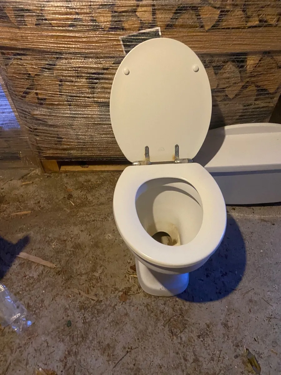 Toilet bowl. And cistern - Image 4