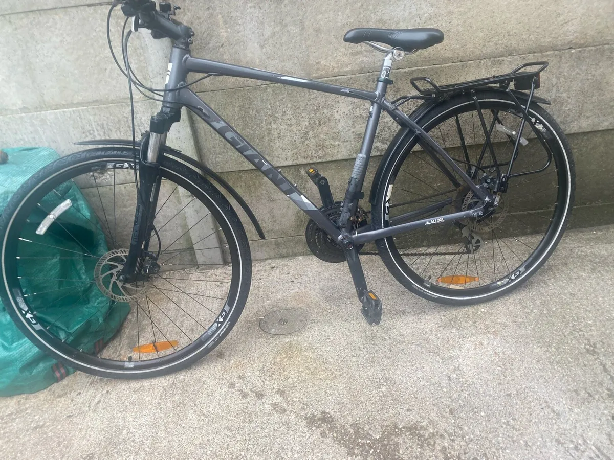 Giant Hybrid Men's Bike - Image 1