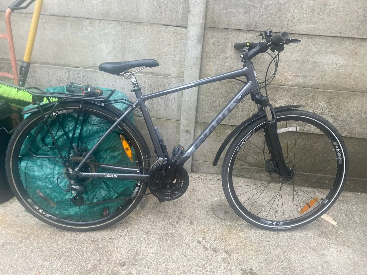 Giant Hybrid Men's Bike - Image 3