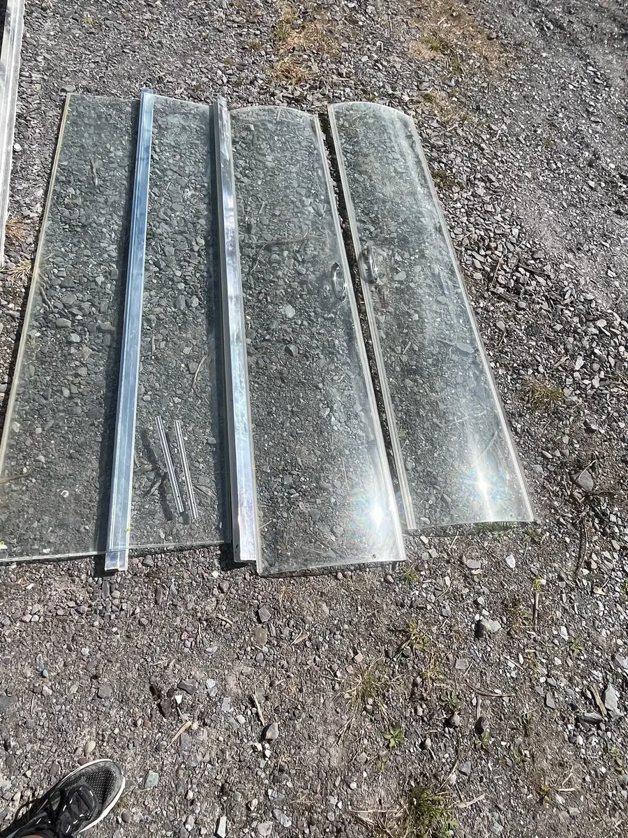 Corner shower and shower tray - Image 1