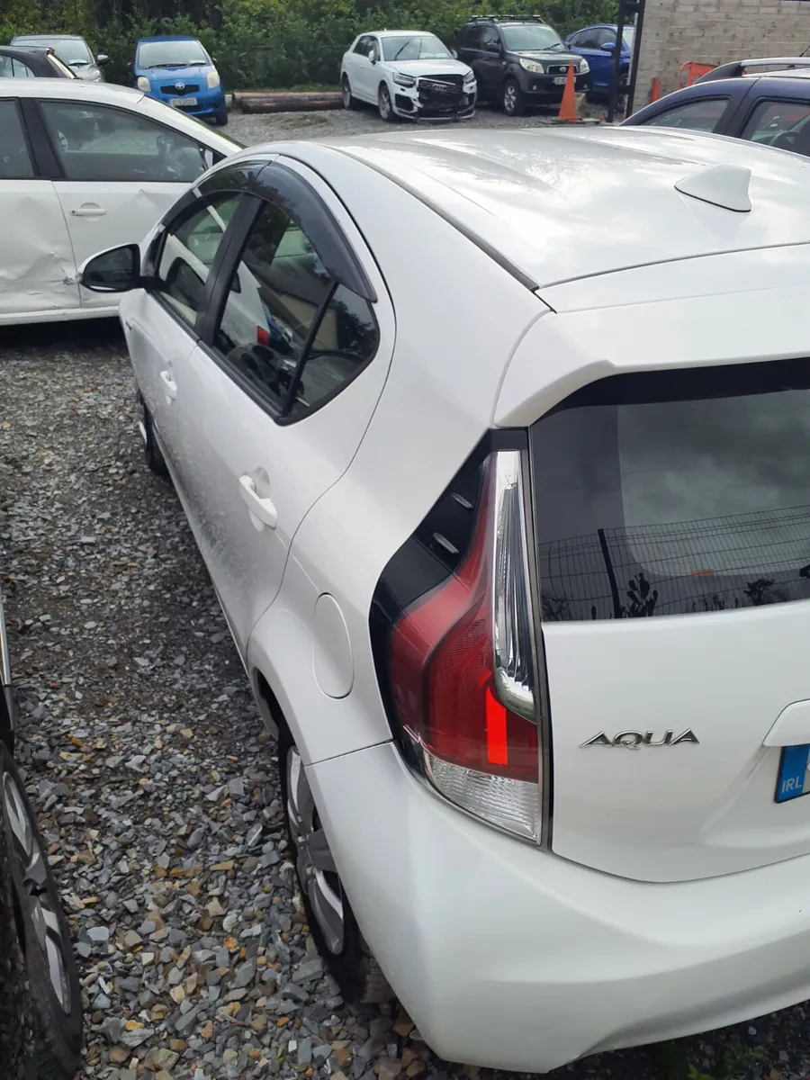 Toyota Aqua 2015 Theft damage - Image 2