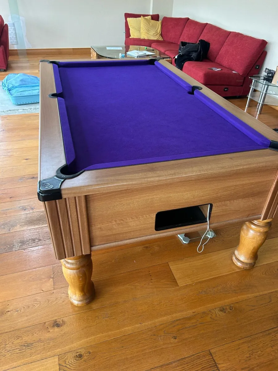 Pool table - Image 1