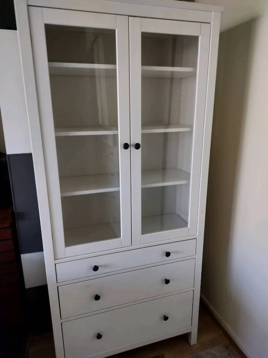 Hemnes glass cabinet - Image 2
