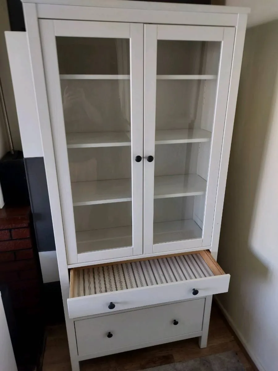 Hemnes glass cabinet - Image 3