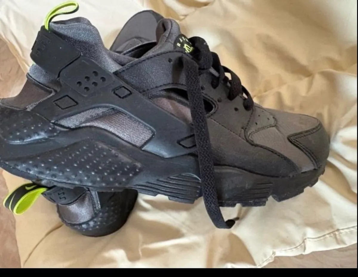 Nike Air Huarache "Black Volt
