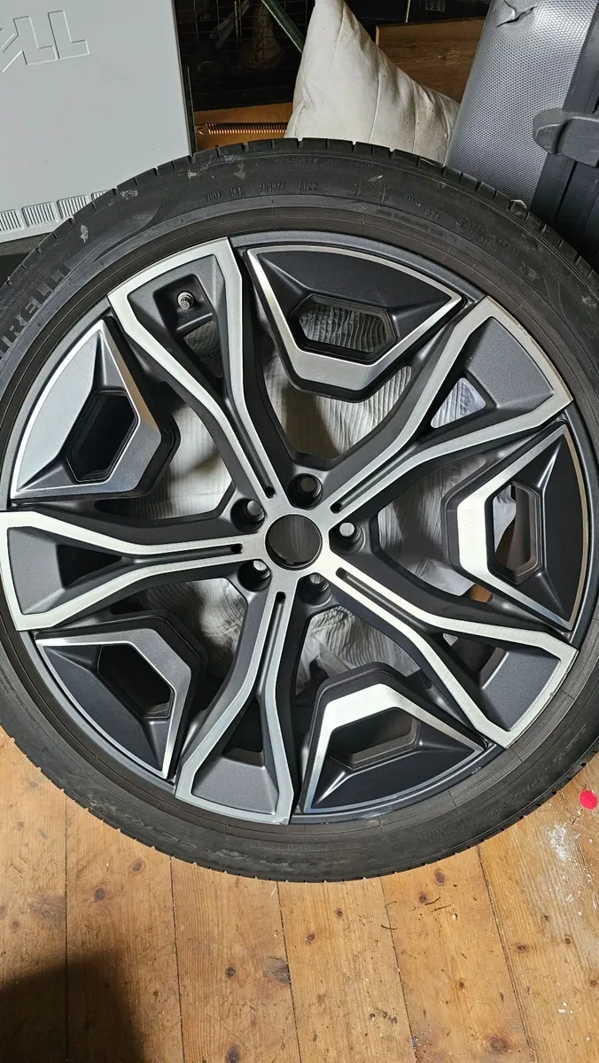 BMW iX 22"  type 1020 alloys - Image 3