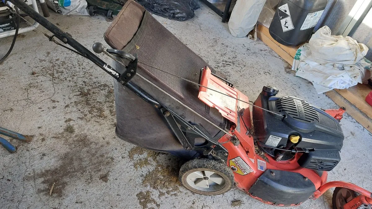 Ariens motorised lawn-mower - Image 1