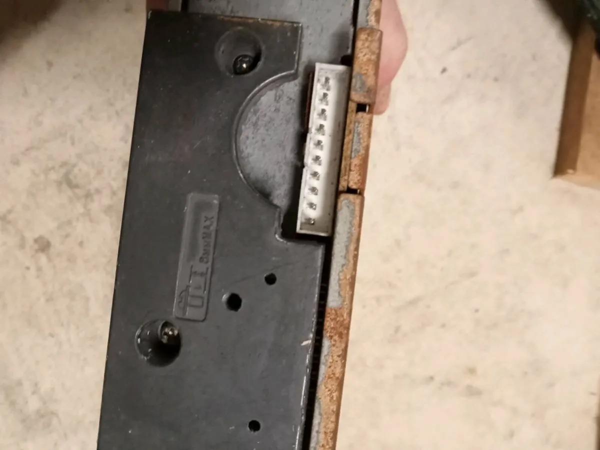 Selection of old car radios - Image 4