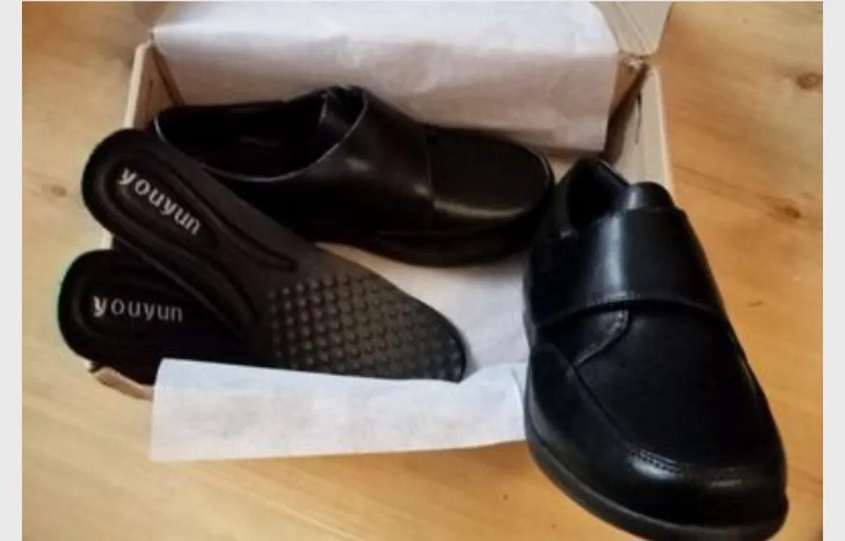 2 pairs of diabete shoes. - Image 1