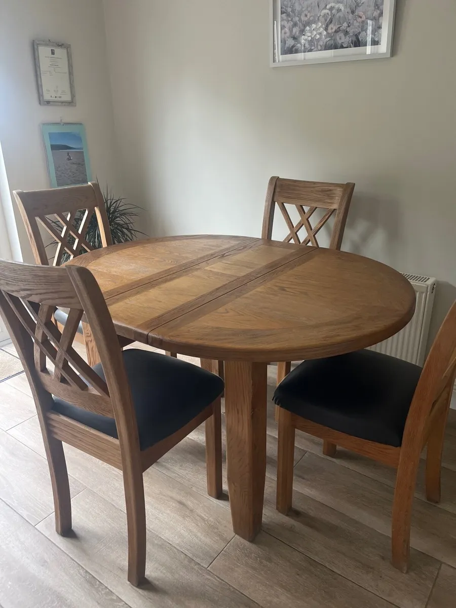Oak table and 6 padded chairs - Image 1