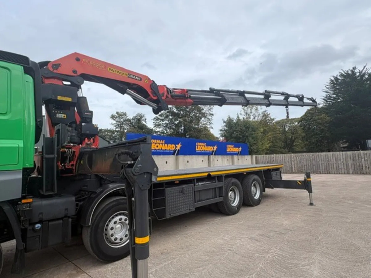 2019 DAF CF480 8x4 Flat with 60T Crane - Image 2