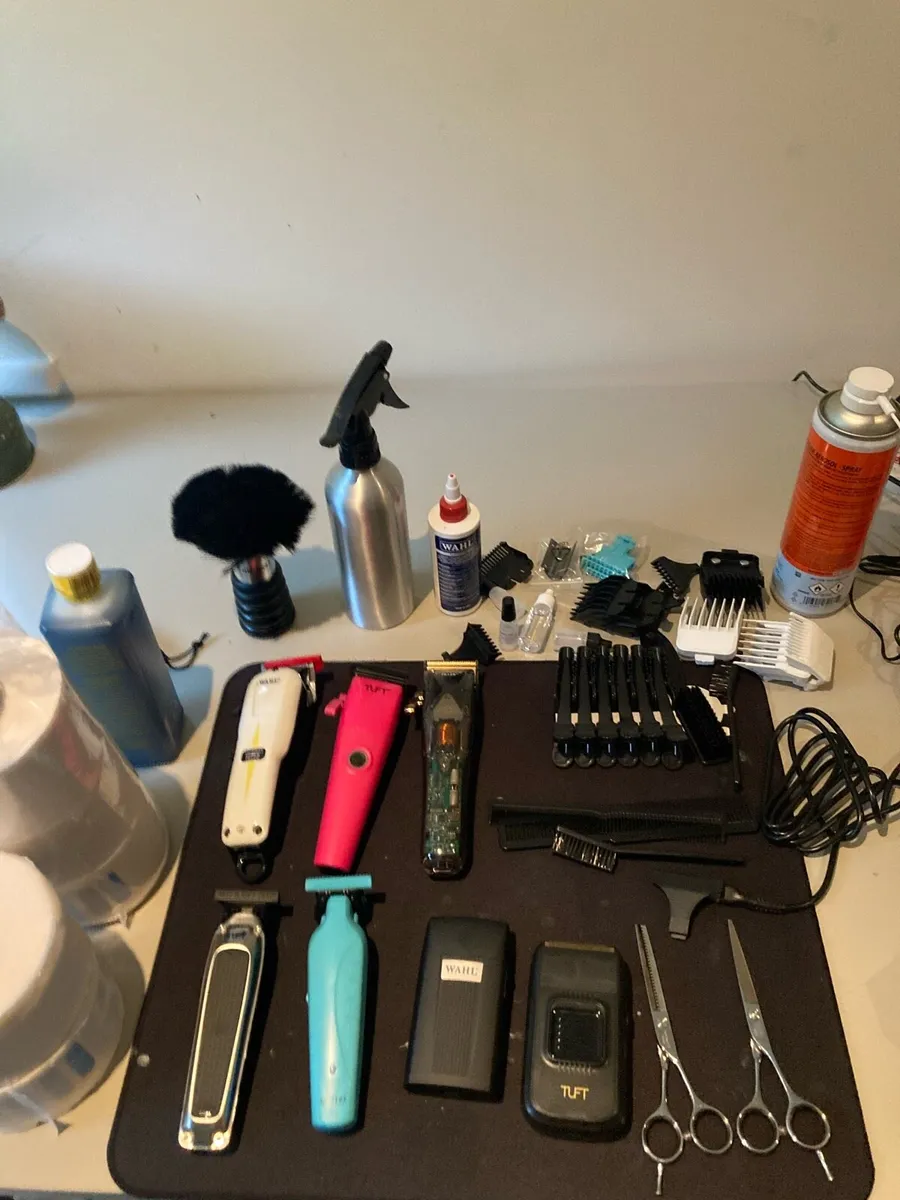 Barber equipment - Image 1