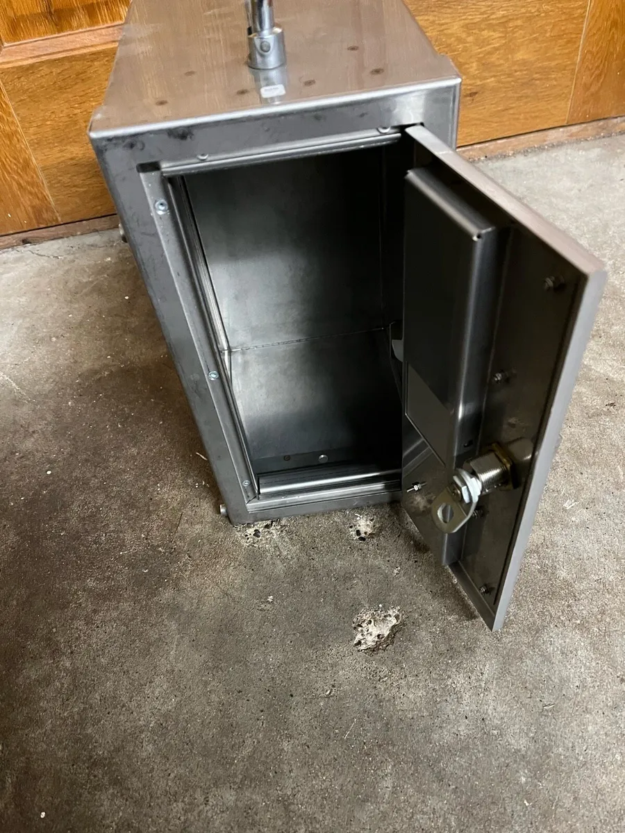 Lockable stainless steel boxes - Image 1