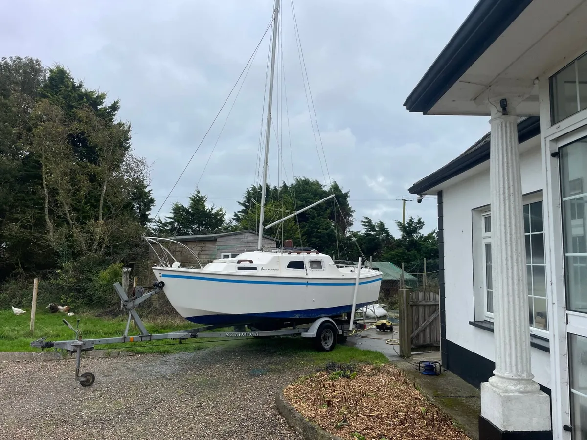 West Wight Potter 19 sailing boat - Image 3