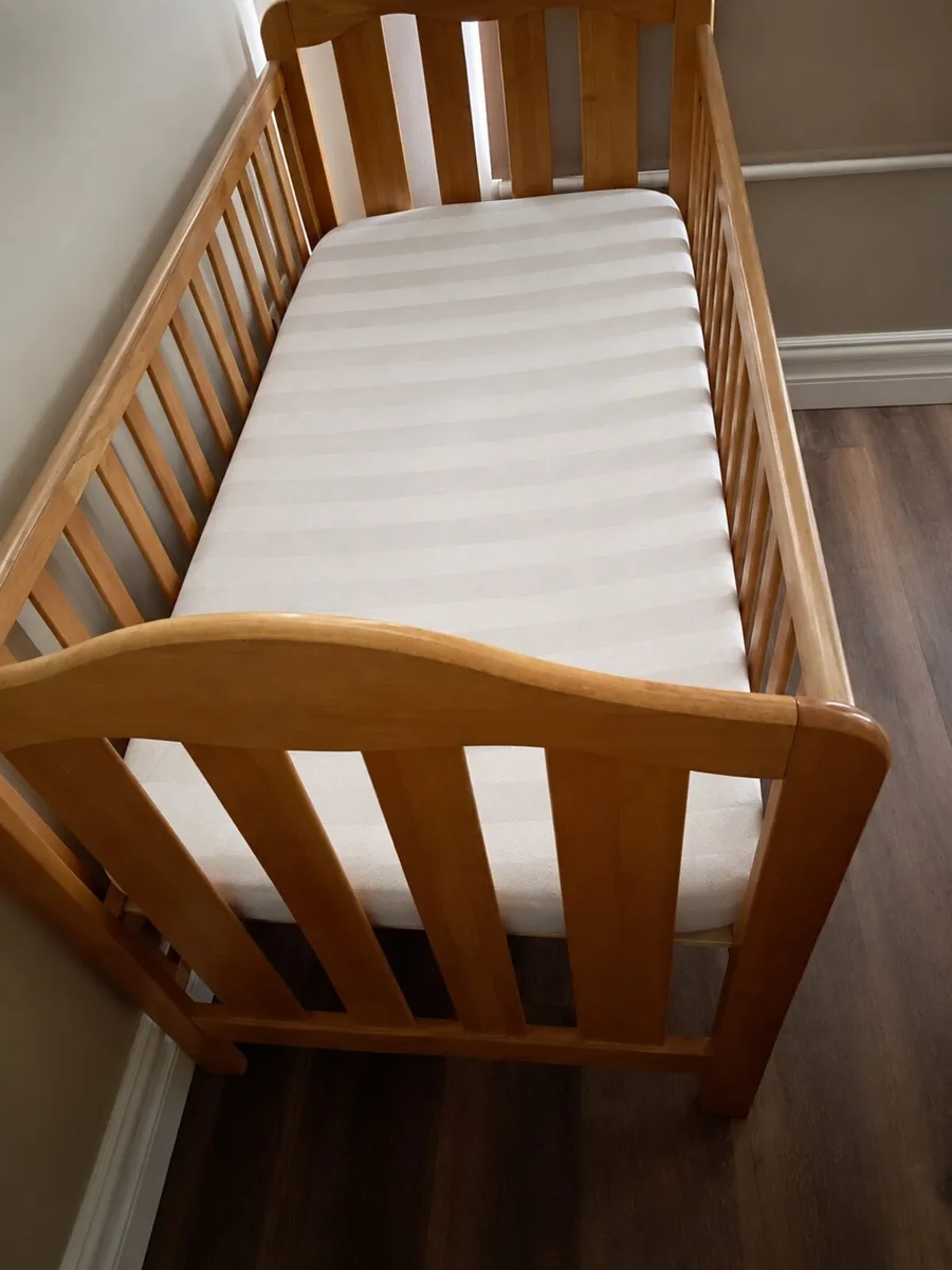Cot/cot-bed & changing unit - Image 1