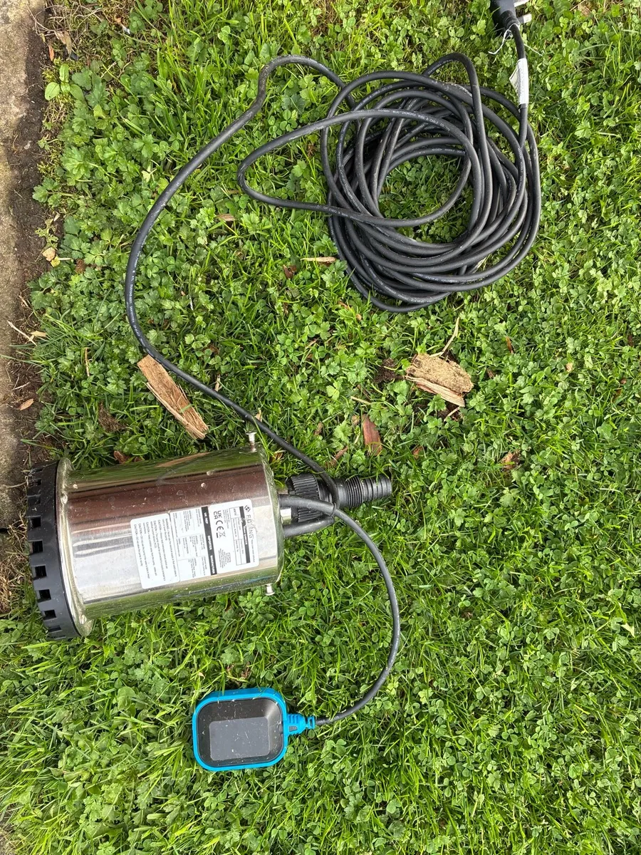 Submersible water pump