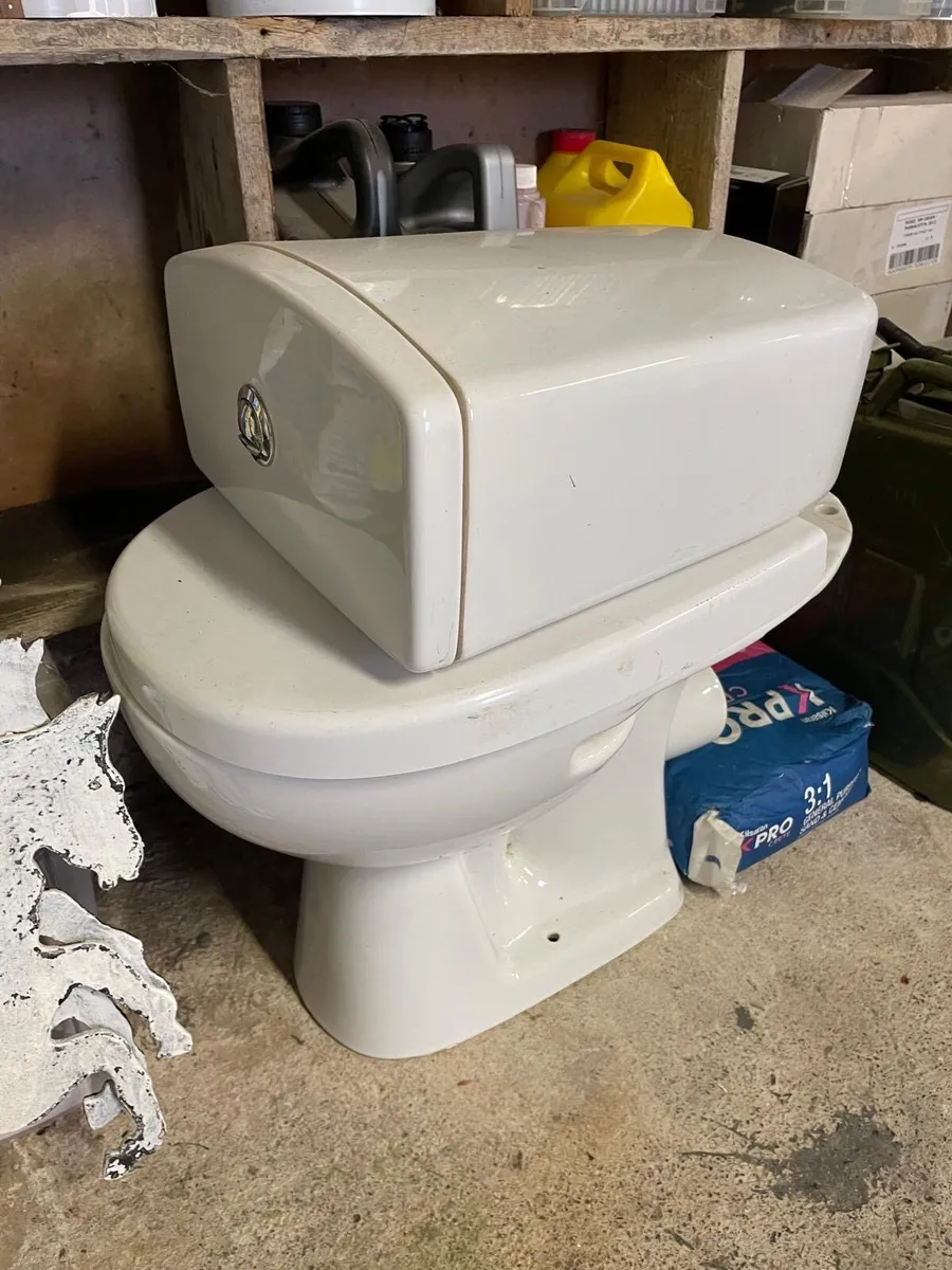 toilet cistern - Image 1