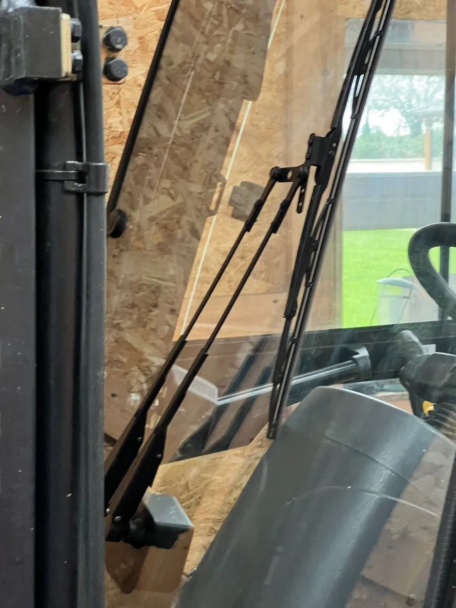 Fork lift  Hyundai - Image 1