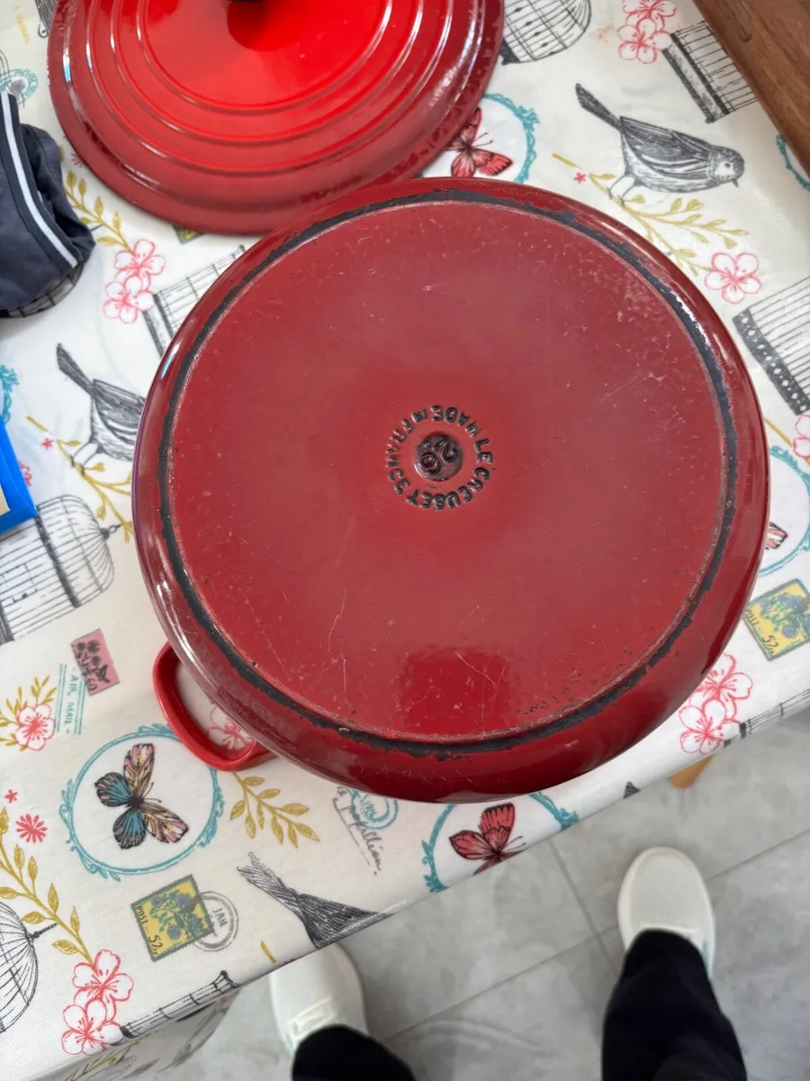 Le Creuset Enameled Cast Iron Round Dutch Oven / C - Image 1