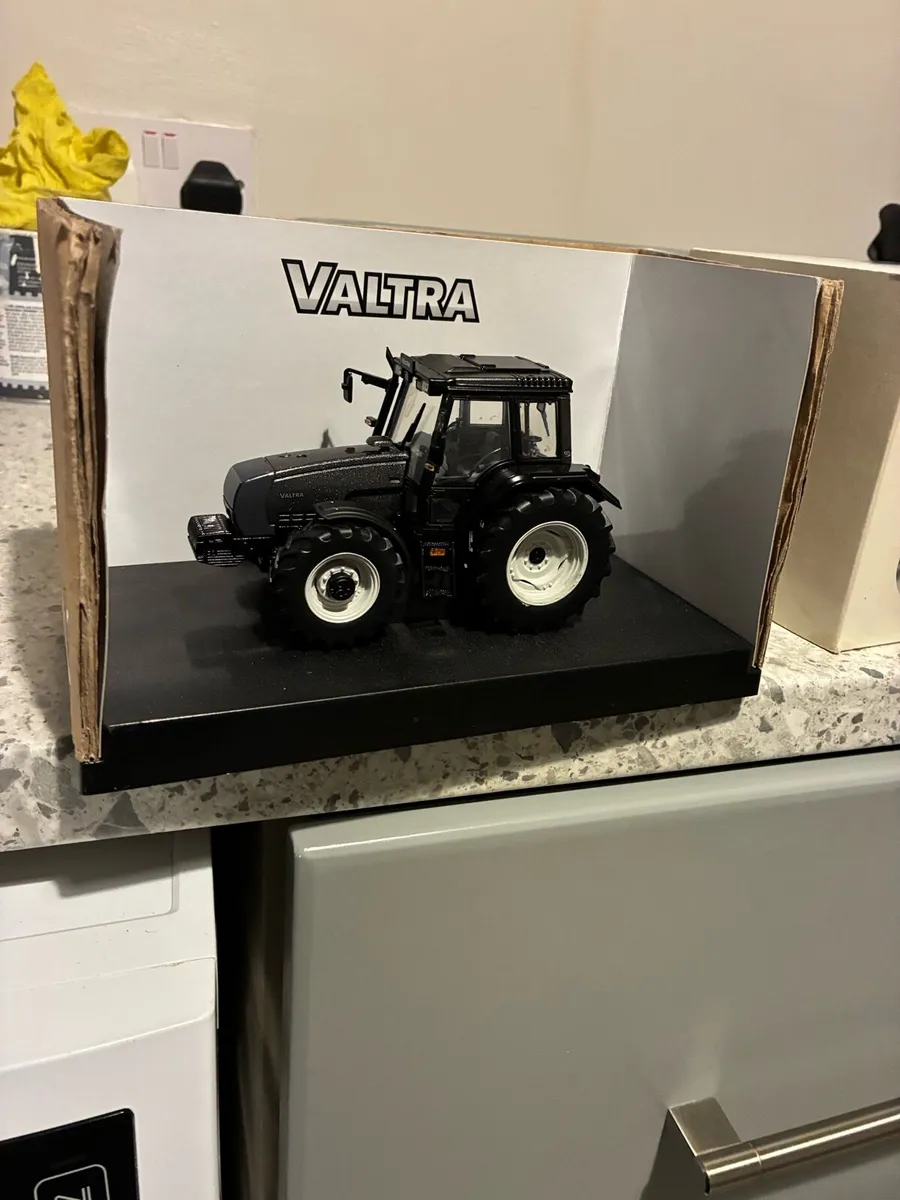 Britains Valtra 6850 1/32 - Image 2