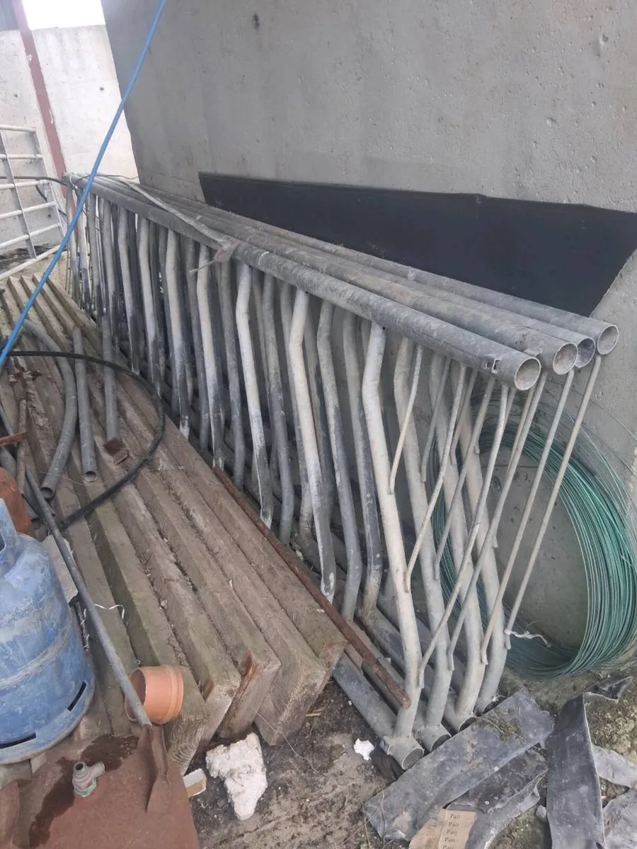 4 Bolt in feed barriers - Image 1