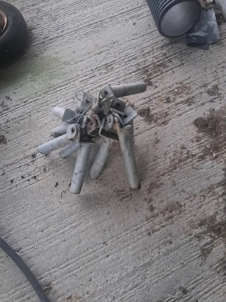 4 Bolt in feed barriers - Image 2