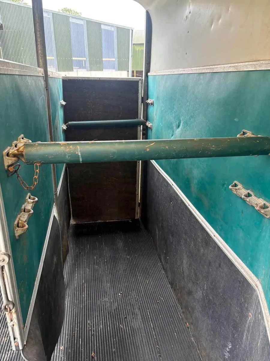 horse box - Image 2