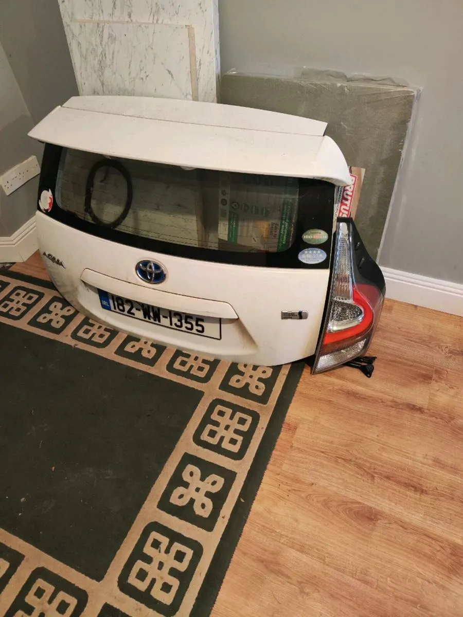 2018 Toyota Aqua Boot door & Tail Light