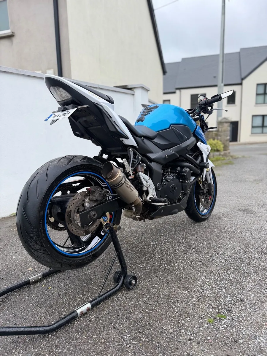 Suzuki GSR 750 - Image 2
