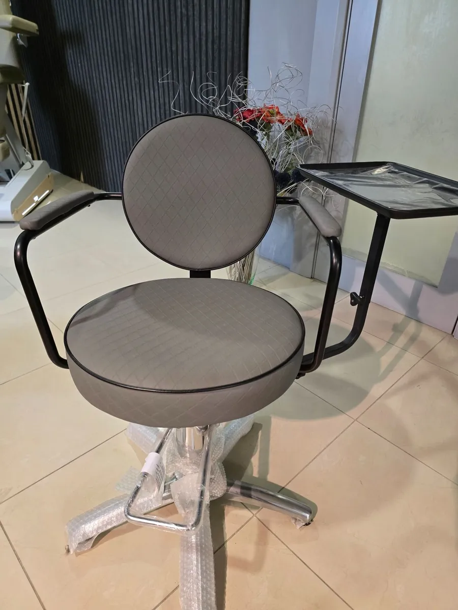 REM Calypso hydraulic salon chair NEW - Image 1