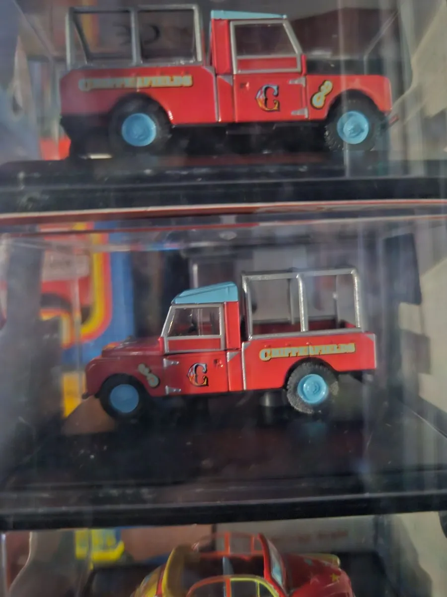 Corgi Oxford Chipperfields Circus Landrover