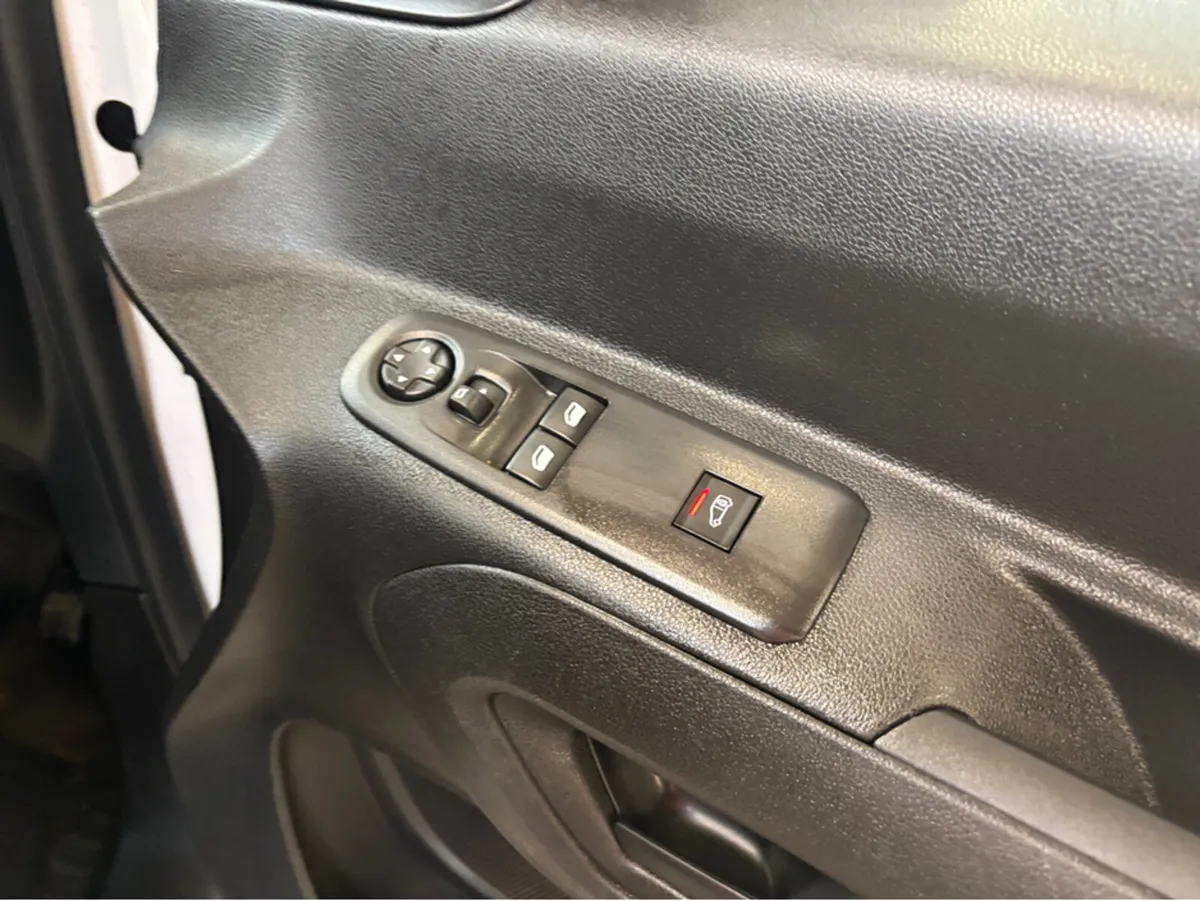 Peugeot Partner 1.5 dsl 3 seater €8942 - Image 3
