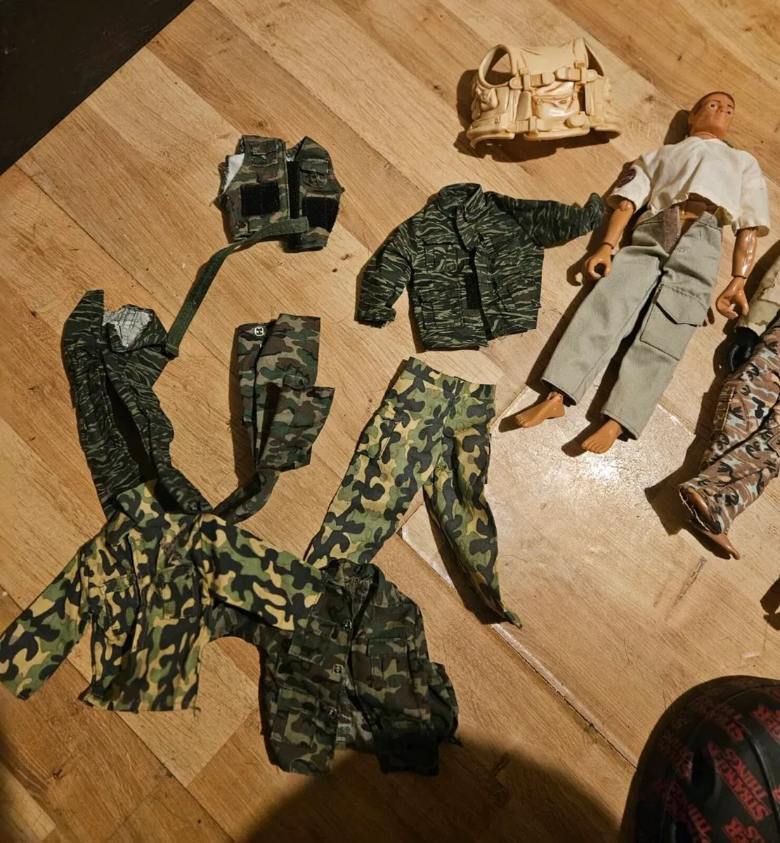 5 Army Dolls plus loads of accessories - Image 2