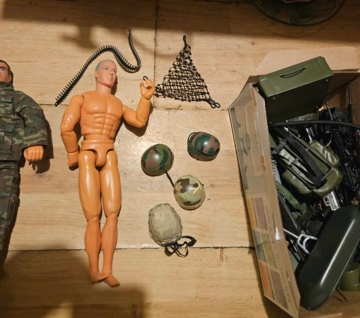 5 Army Dolls plus loads of accessories - Image 3