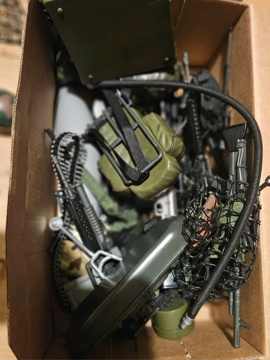 5 Army Dolls plus loads of accessories - Image 4