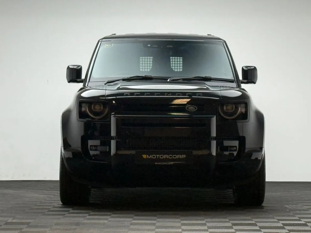 Land Rover Defender HSE X-DYNAMIC D350 3.0 3 SEATE - Image 2