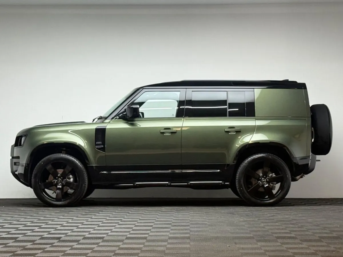 Land Rover Defender SE X-DYNAMIC D250 3.0 3 SEATER - Image 4
