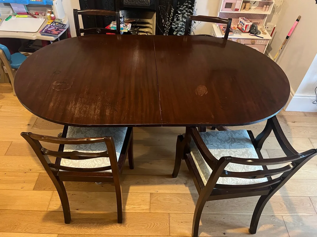 Extending oval dining table - Image 1