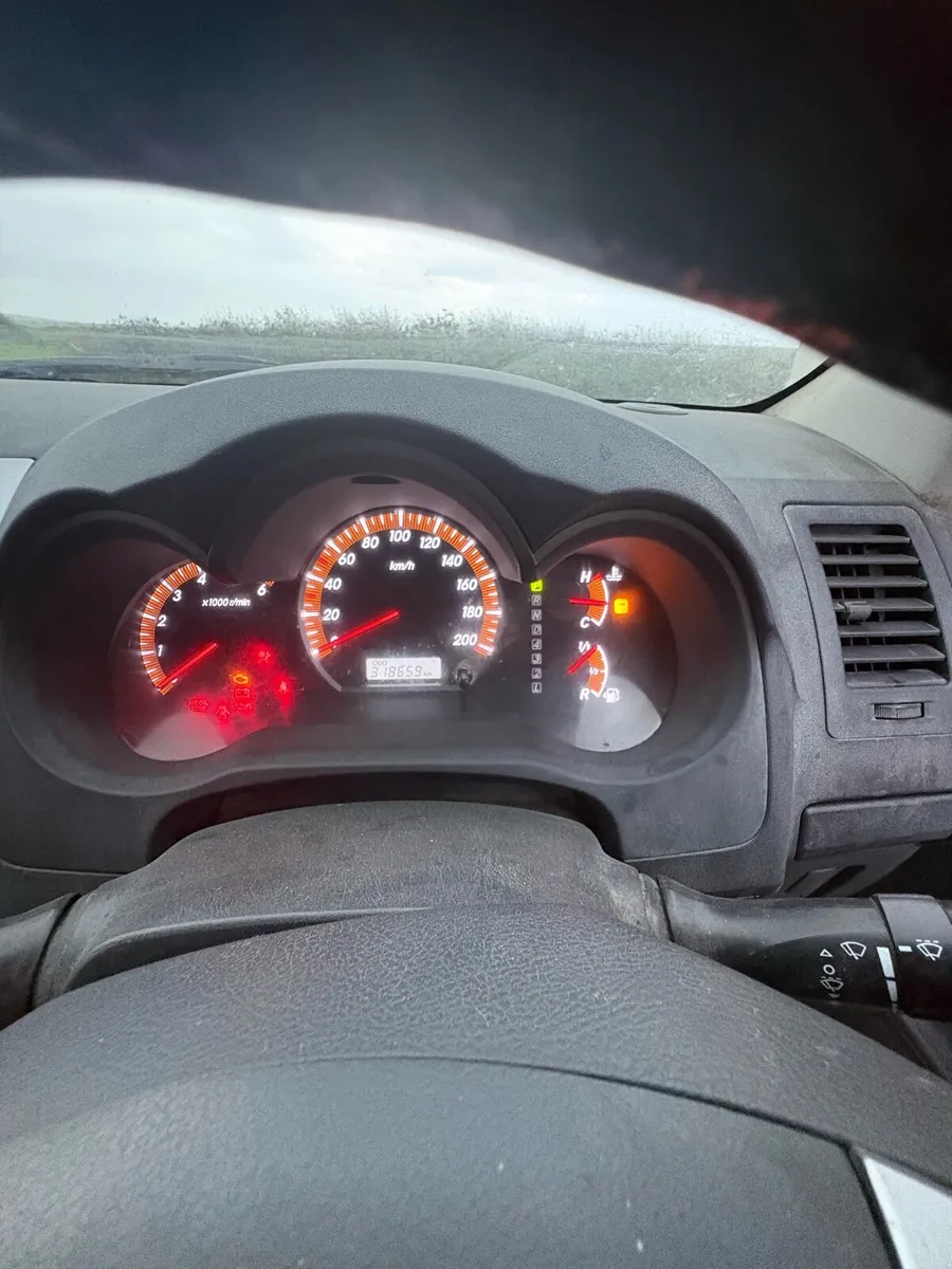 Toyota Hilux - Image 2