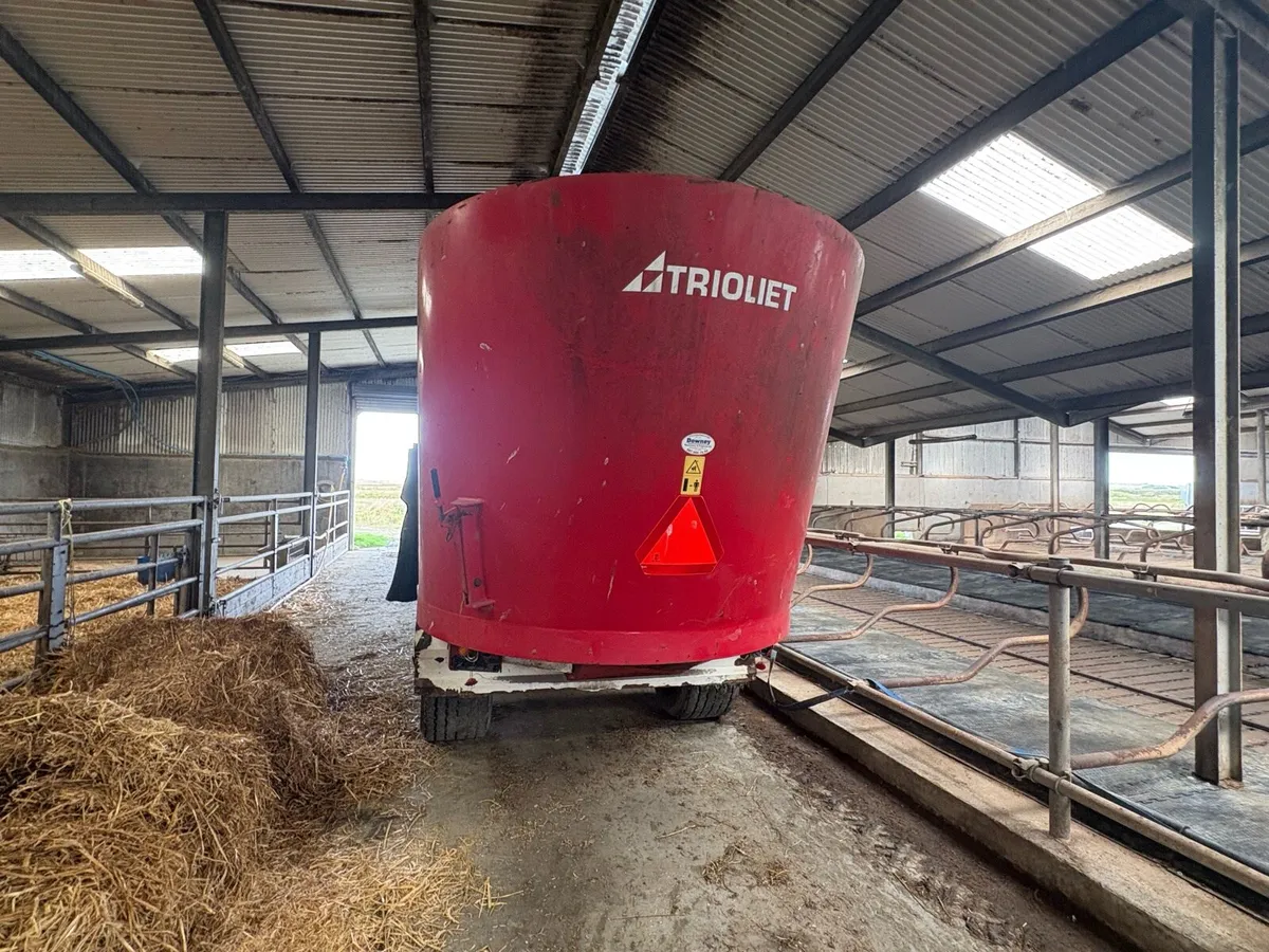Triolet Diet Feeder With Straw Blower - Image 4