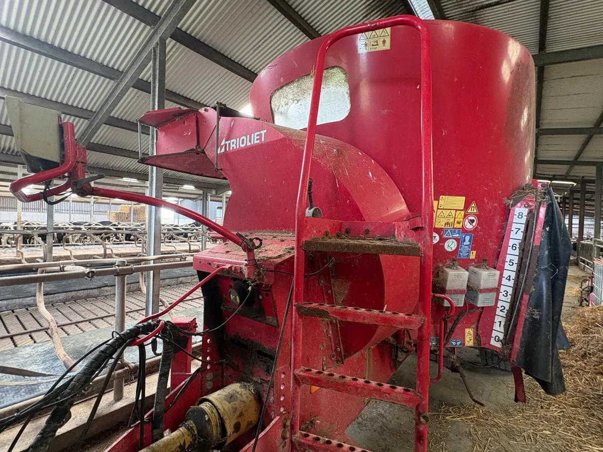 Triolet Diet Feeder With Straw Blower - Image 1