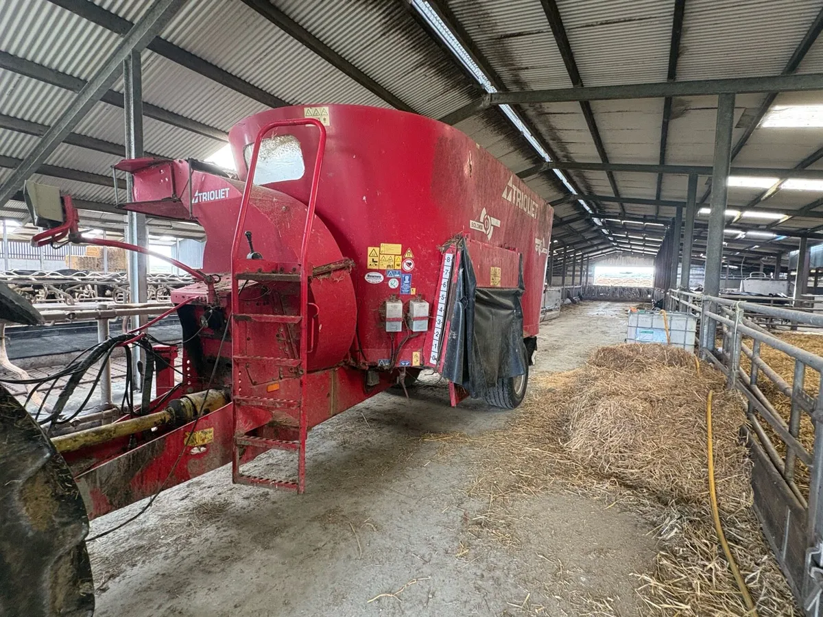 Triolet Diet Feeder With Straw Blower - Image 2