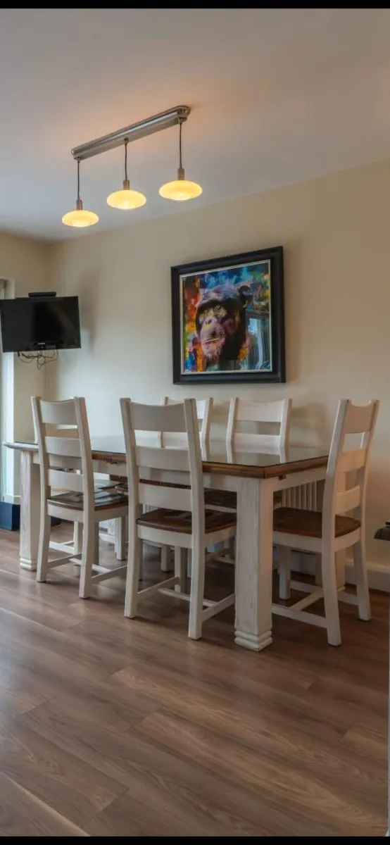 Kitchen table and chairs - Image 1