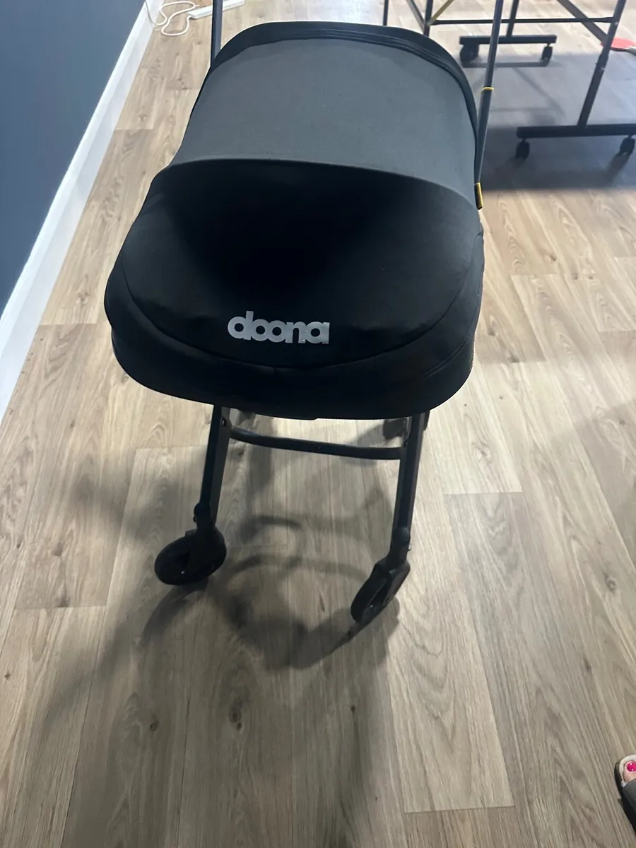 Doona buggy car seat isofix base - Image 4