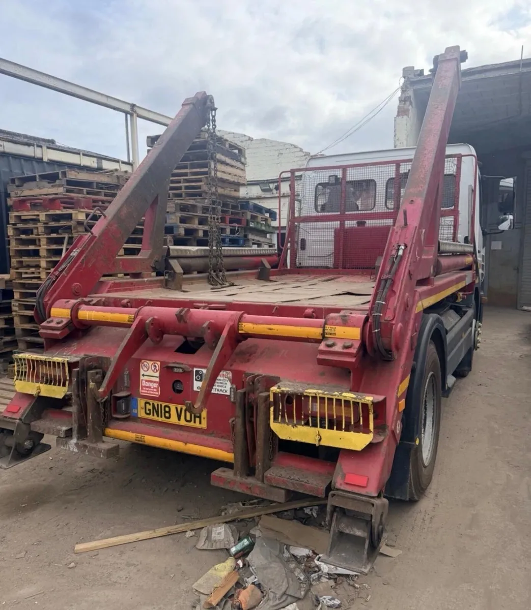 MERCEDES SKIP TRUCK ( 2018 ) - Image 4