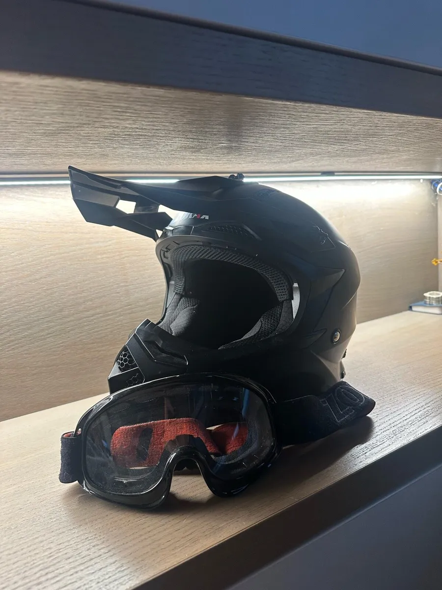 Full face helmet - Image 1